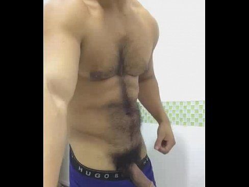 Pentelhudo tatuado gozando gostoso