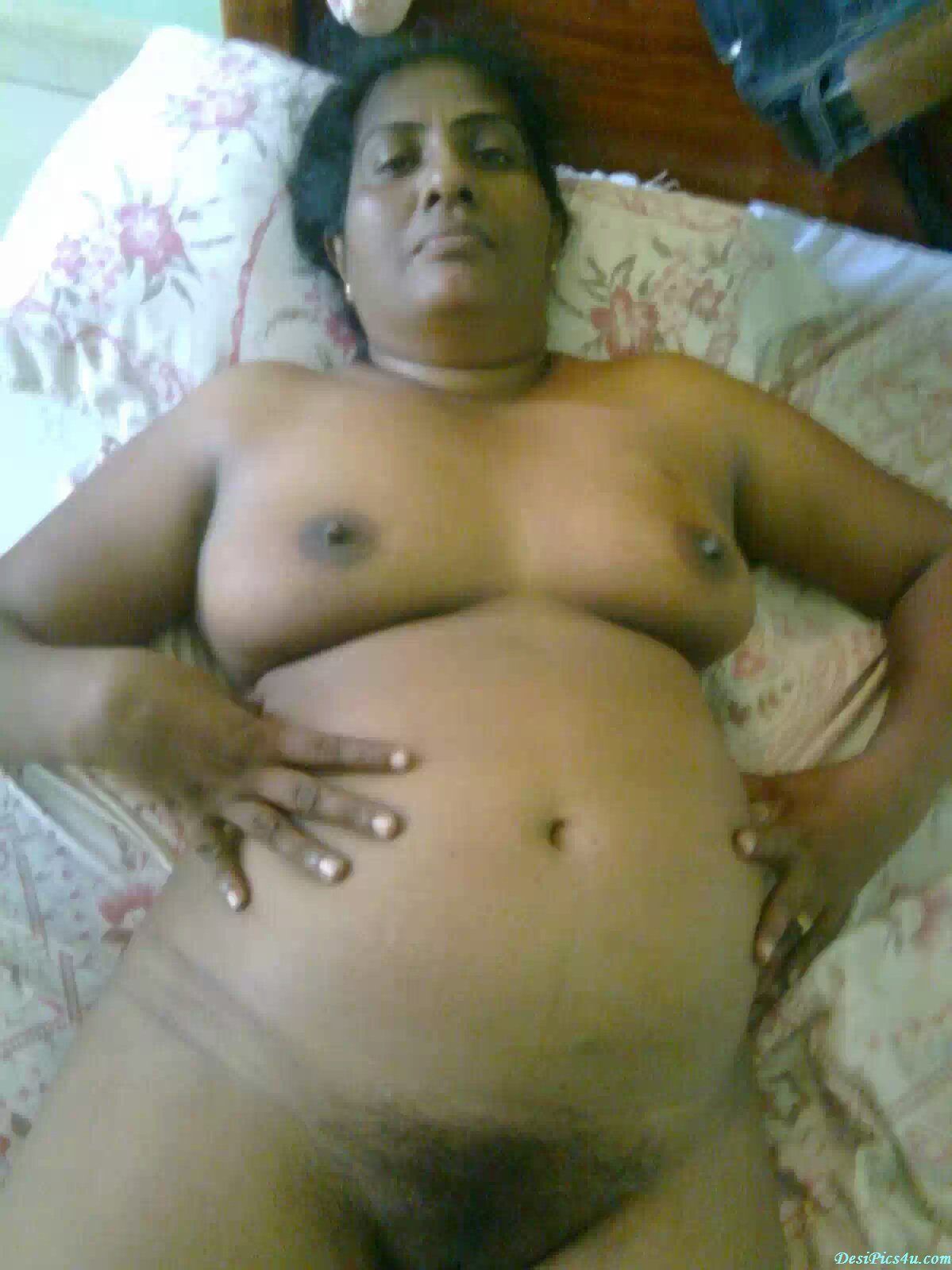 Desi old aunty big pussy