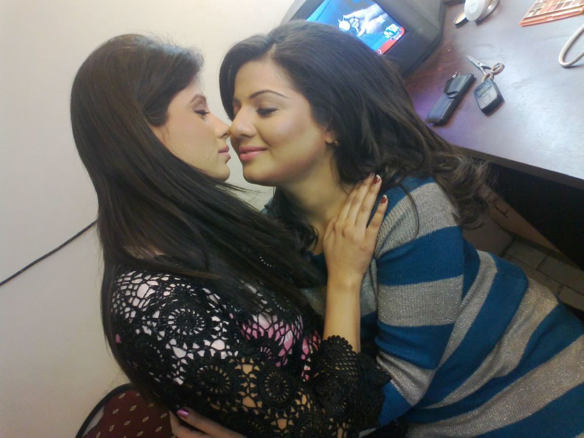 Indian lesbian bhabhi kissing photos